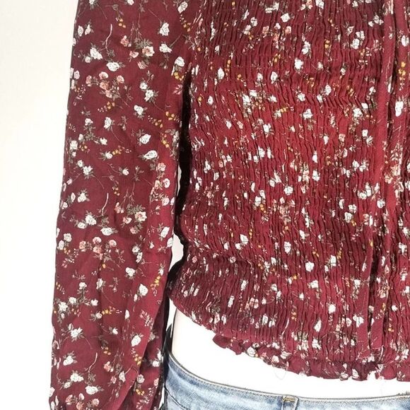 Very Demure, very cutesy Red Floral Smocked Cropped Blouse - Picture 4 of 6